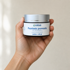 Psoriasis pomada — el envase sostenido en una mano, para ver su tamaño real