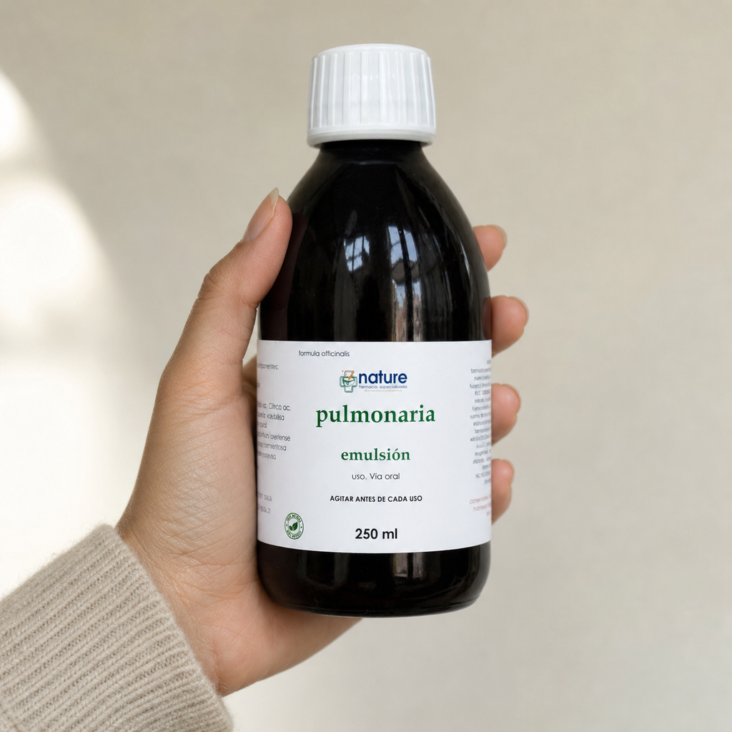 Pulmonaria – Emulsión oral — el envase sostenido en una mano, para ver su tamaño real