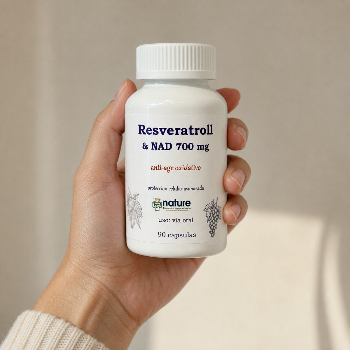 Resveratroll con NAD 700 mg — el envase sostenido en una mano, para ver su tamaño real
