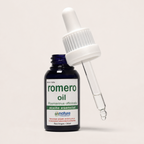 Romero Oil (aceite esencial) — el envase abierto, con el gotero apoyado