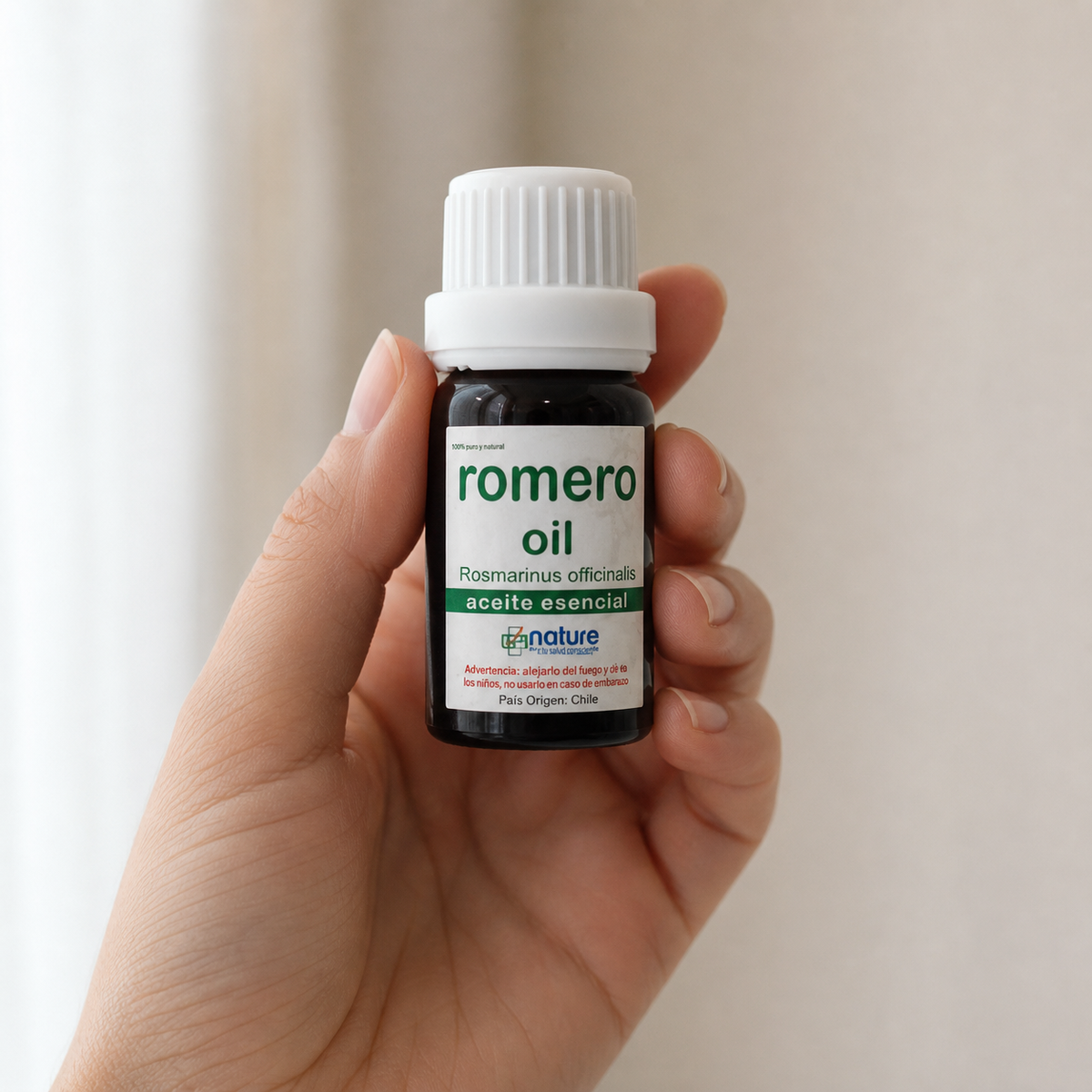 Romero Oil (aceite esencial) — el envase sostenido en una mano, para ver su tamaño real