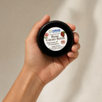Rose Cacao Balm — el envase sostenido en una mano, para ver su tamaño real