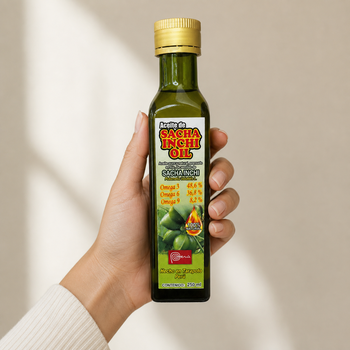 Sacha Inchi Oil (250 ml) — el envase sostenido en una mano, para ver su tamaño real