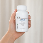 Theobromina cacao 600 mg — el envase sostenido en una mano, para ver su tamaño real