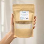 Tocosh 500 mg — el envase sostenido en una mano, para ver su tamaño real